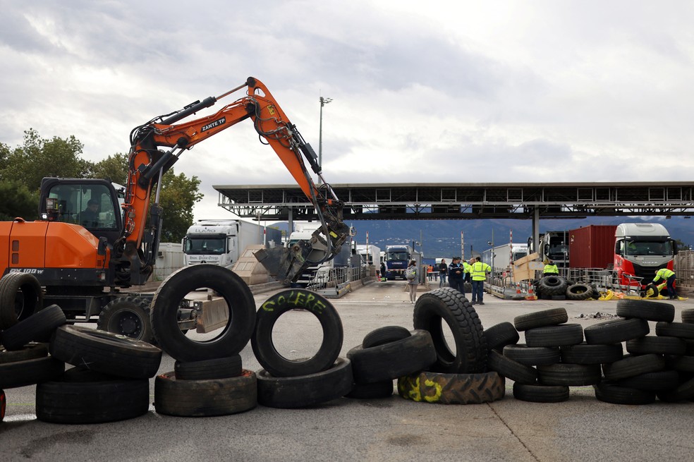 Agricultores franceses bloquearam uma estrada que liga Espanha à França. Governo espanhol é a favor do acordo com Mercosul. França se opõe. 19/11/2024 — Foto: Reuters