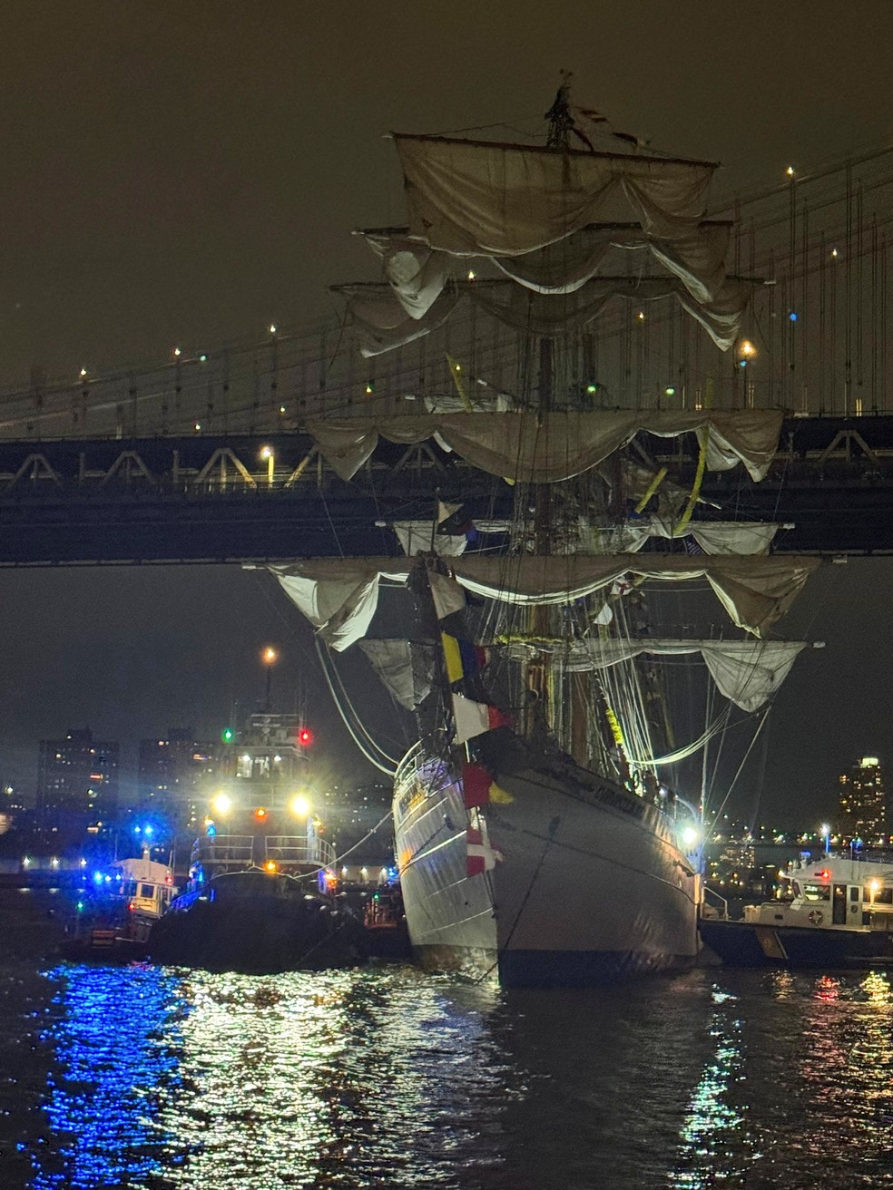 Navio de treinamento da Marinha mexicana bate na ponte do Brooklyn, em Nova York, EUA, em 17 de maio de 2025 — Foto: REUTERS/Santiago Lyon