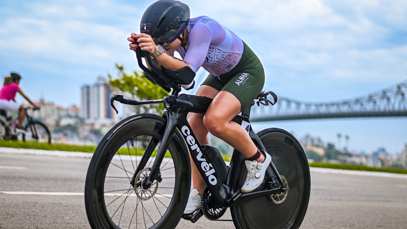 IRONMAN 70.3 Curitiba: atleta da casa disputa a estreia e mobiliza torcida local