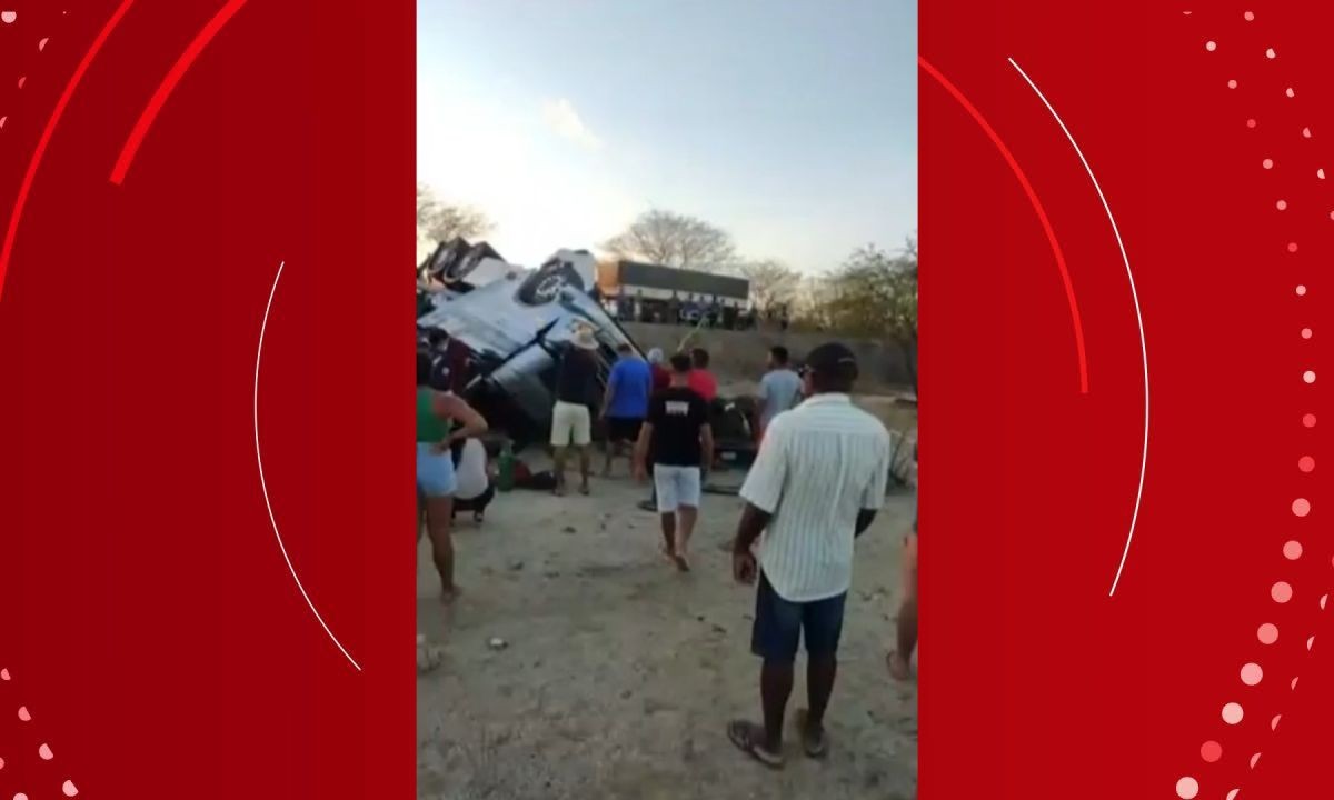 Menino de dois anos morre e três pessoas da mesma família ficam feridas após carreta tombar na Bahia 