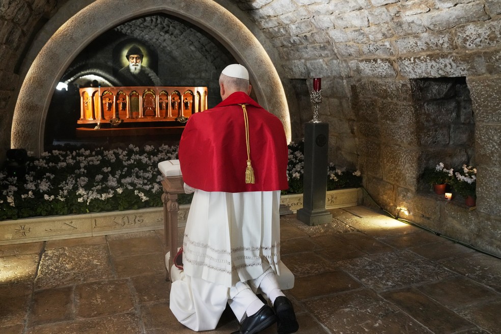 O Papa Leão XIV reza diante do túmulo de São Charbel Makhlouf no Mosteiro de São Maroun, em Annaya, Líbano. — Foto: AP Photo/Domenico Stinellis, Pool