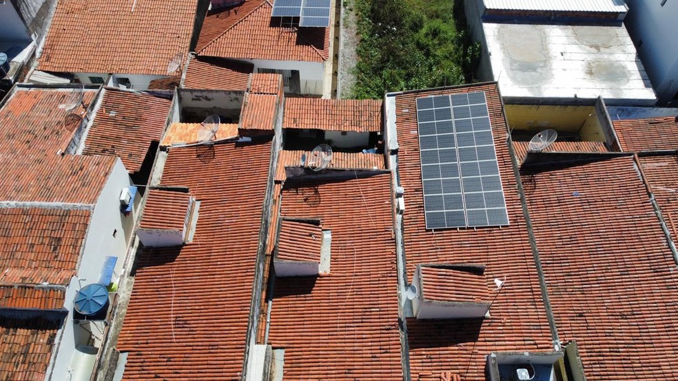 Instalação de placas de energia solar em casas causa reduz em mais de 80% gasto com energia. — Foto: Beto Silva