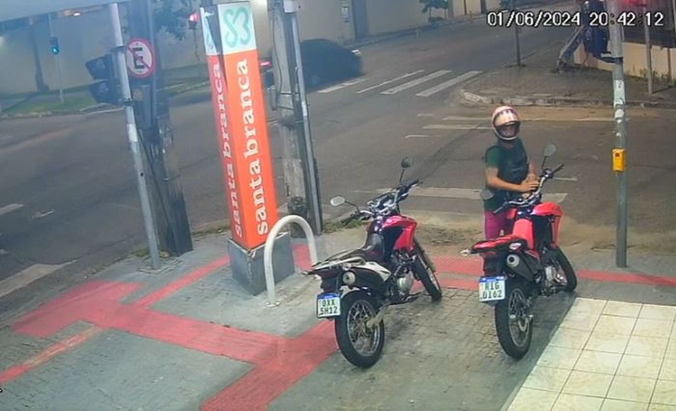 Criminoso usou ferramenta para dar partida na moto que foi roubada de trabalhador. — Foto: Reprodução