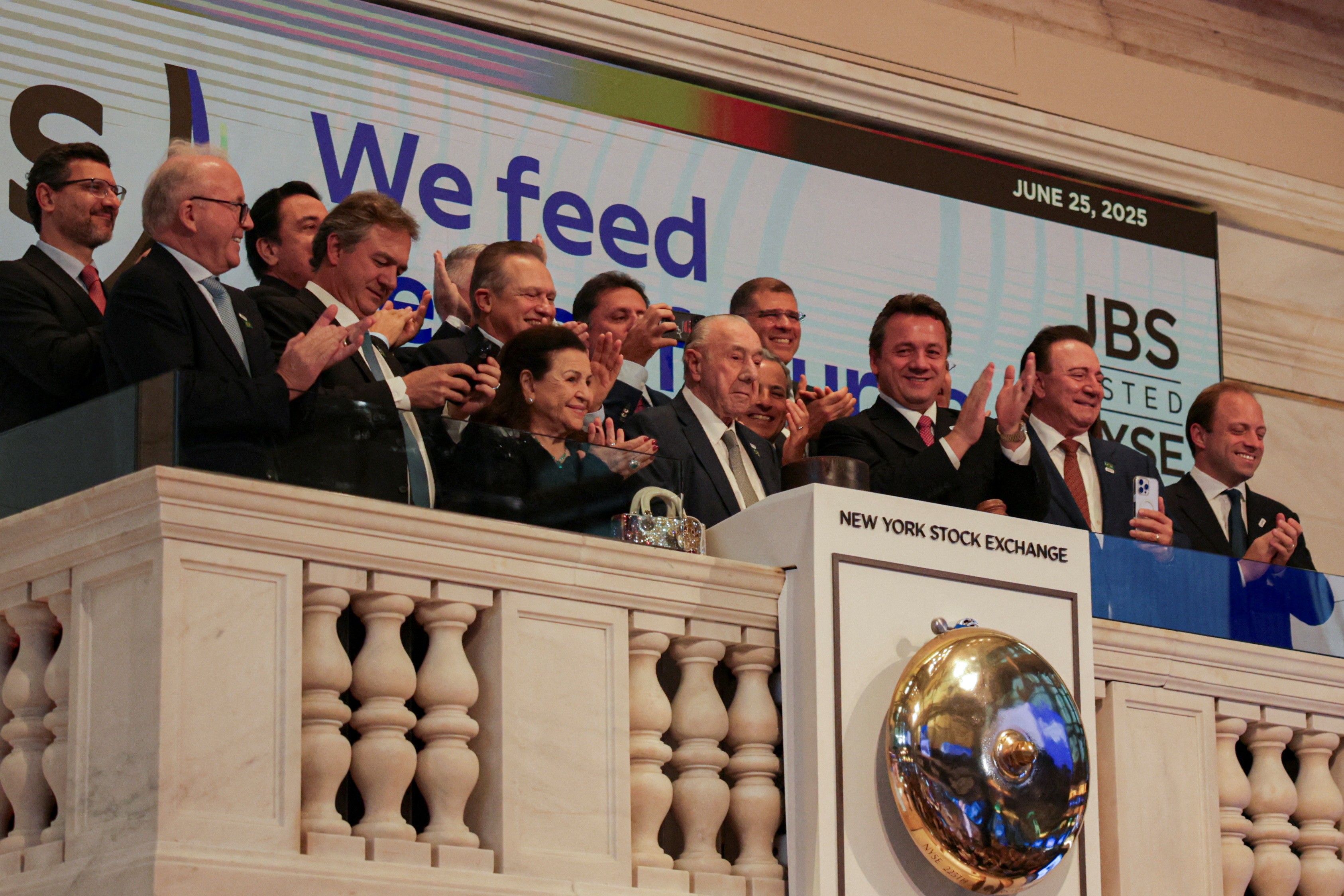 Fundador da JBS toca sino da bolsa de Nova York, em cerimônia de listagem da empresa nos EUA