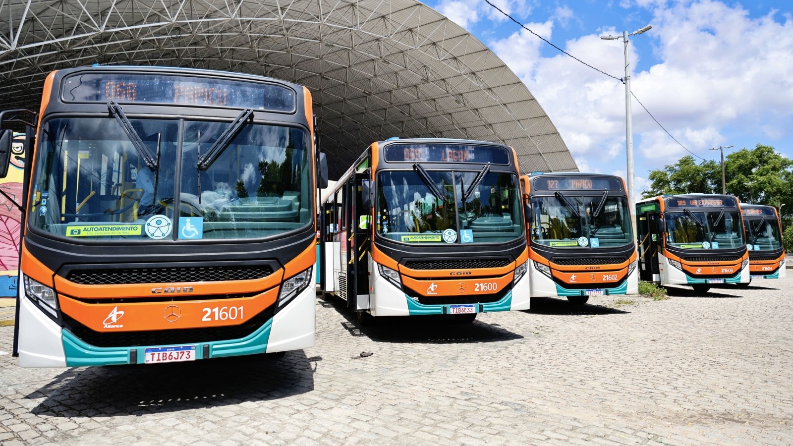 Fortaleza recebe frota de ônibus com novo visual, ar-condicionado e tomada para celular
