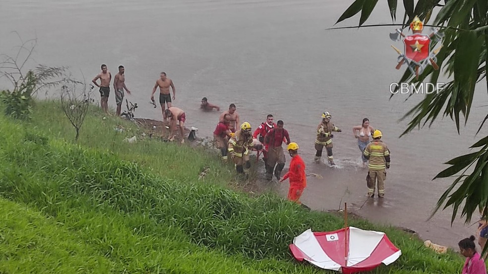 Bombeiros socorrem homem que morreu afogado no Lago Paranoá, em Brasília — Foto: CBMDF/Divulgação