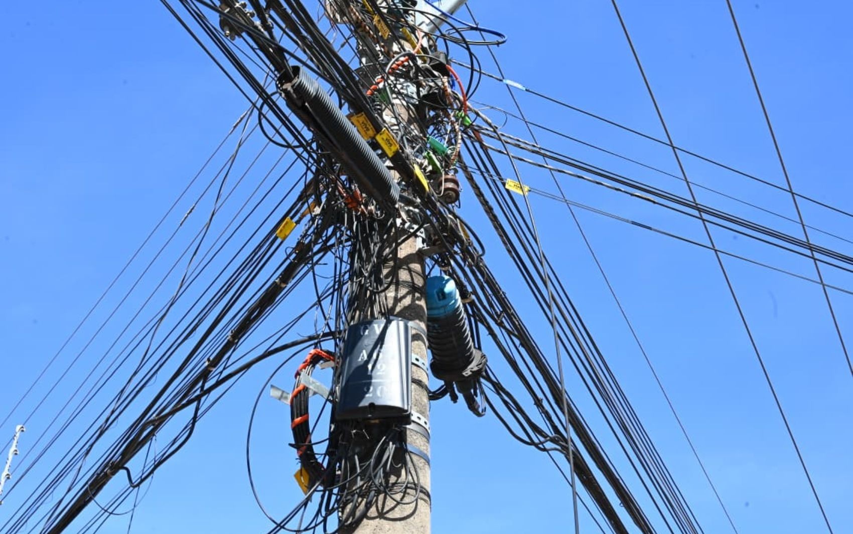 Empresas de telefonia que deixarem fios soltos podem ser multadas em até R$ 40 mil, em Goiânia; veja o que muda com novo decreto 