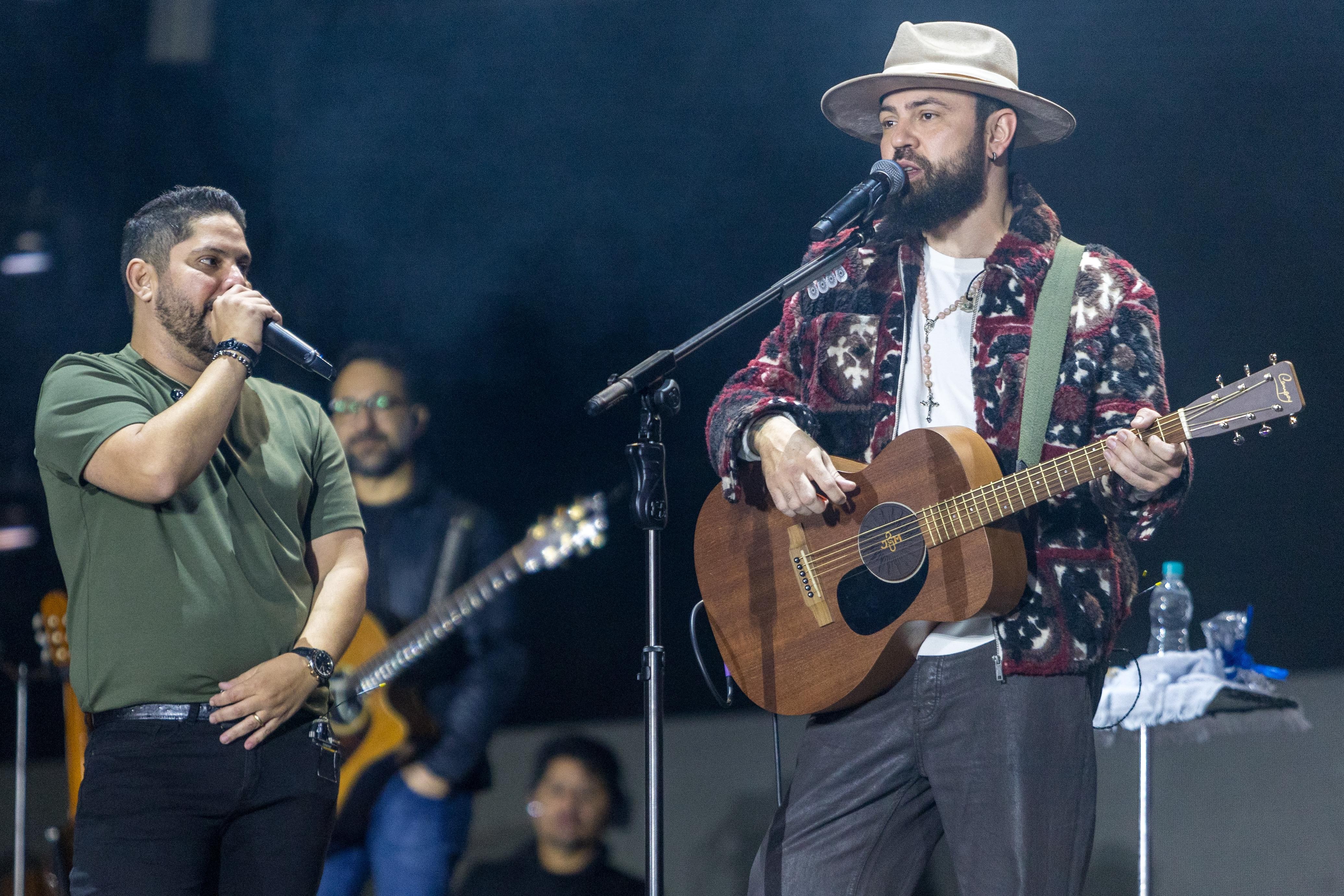 Em turnê antes da pausa, Jorge e Mateus repassam 20 anos na arena em Americana e levantam público em tom de saudade