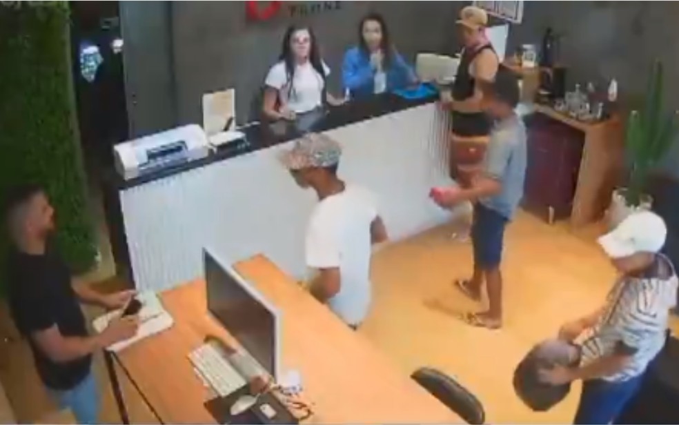 Imagens foram gravadas por câmera de segurança  — Foto: Arquivo pessoal