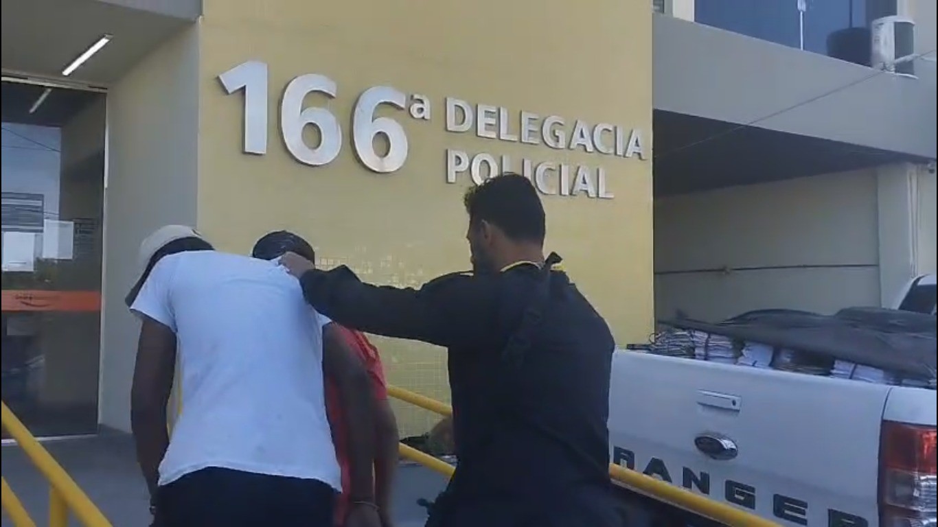 Homem e três jovens são em operação que combate o tráfico de drogas em Angra dos Reis