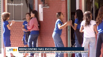 Alunos voltam às aulas para o segundo semestre letivo