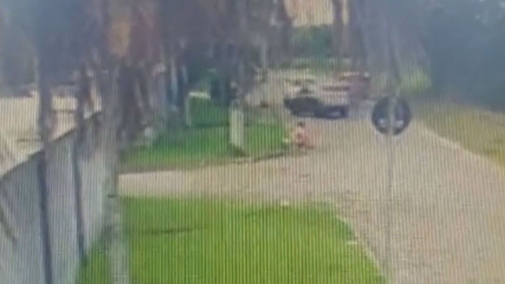Vídeos de câmeras de segurança mostram abordagem de criminosos contra uma das vítimas — Foto: Reprodução/ TV Globo