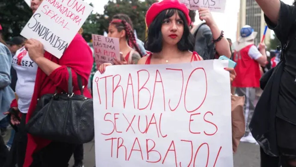 Ativistas em Bogotá, na Colômbia, reivindicam proteção dos direitos e das modelos de webcams, com regulamentação mais rigorosa do setor — Foto: BBC