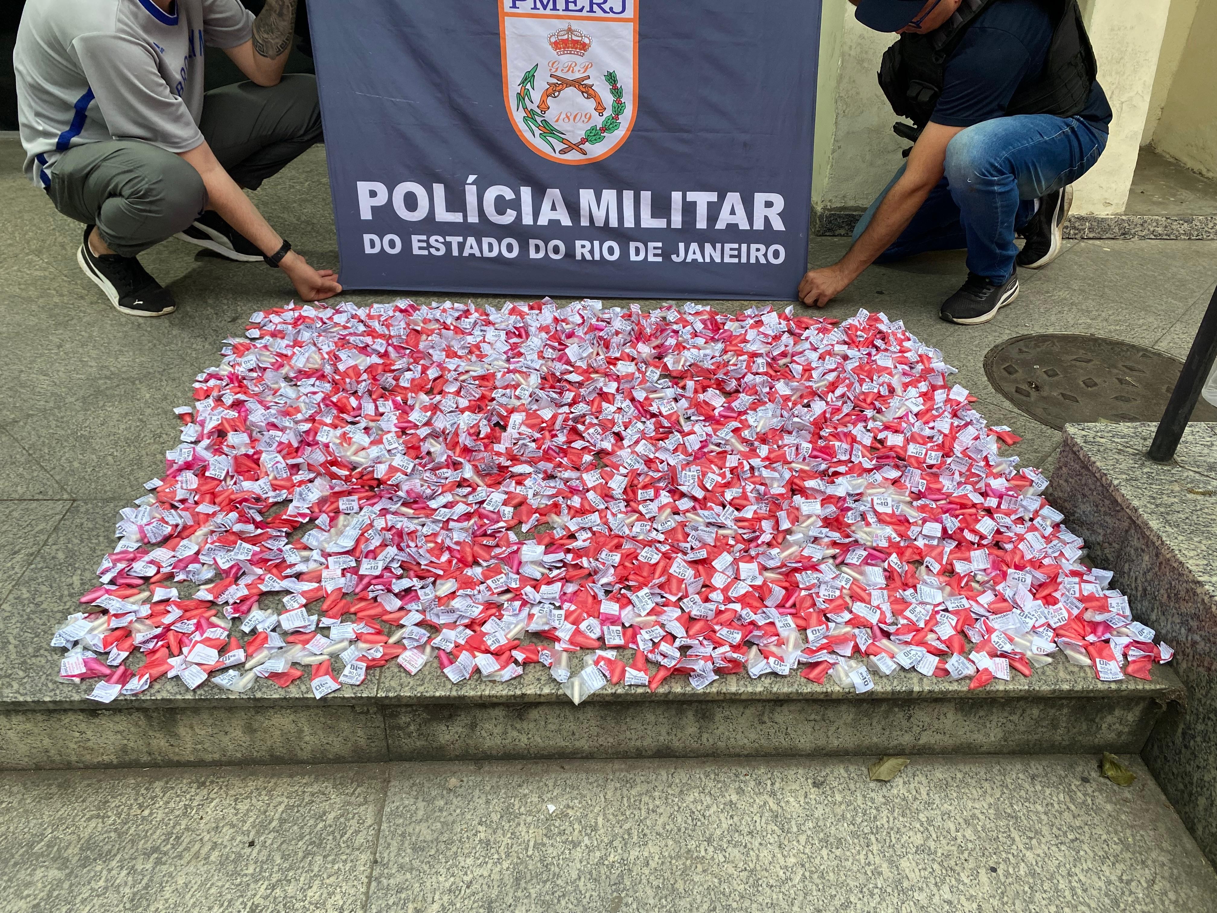 Polícia apreende 2,5 mil pinos de cocaína escondidos em área de mata em Resende