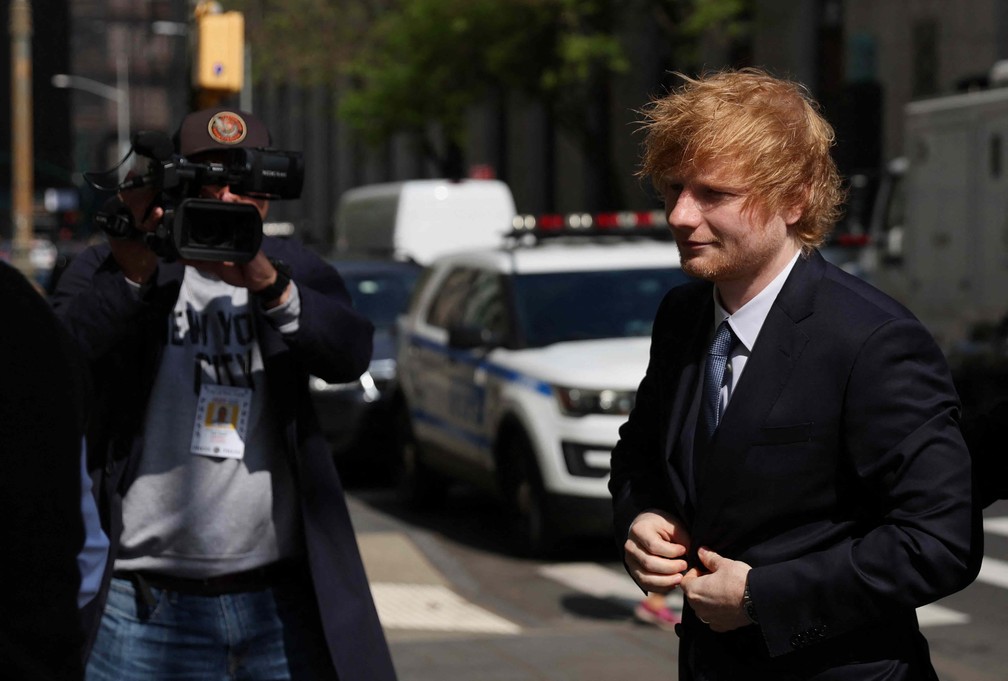 Ed Sheeran toca viol o e canta em tribunal durante julgamento por