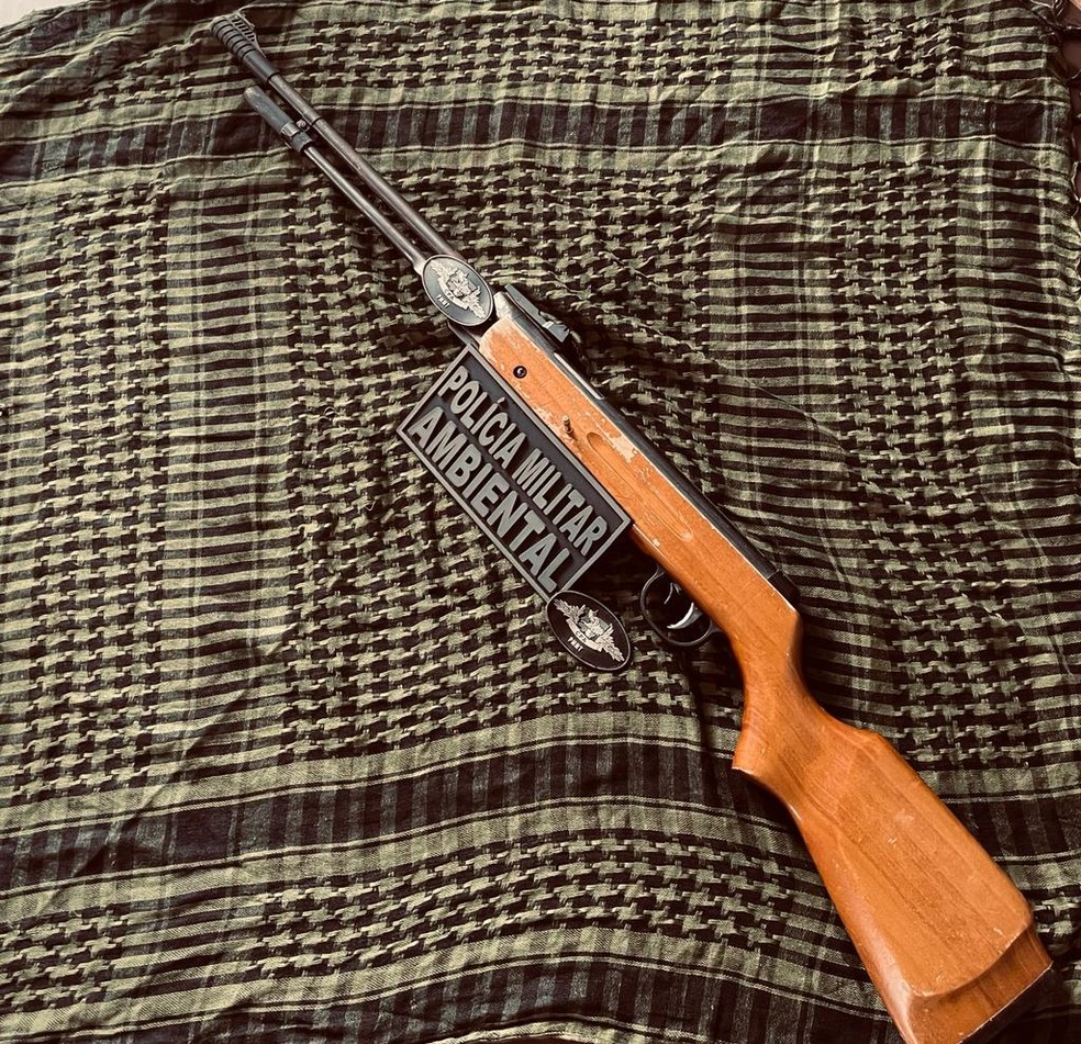 Arma encontrada na casa do suspeito foi apreendida — Foto: Polícia Militar