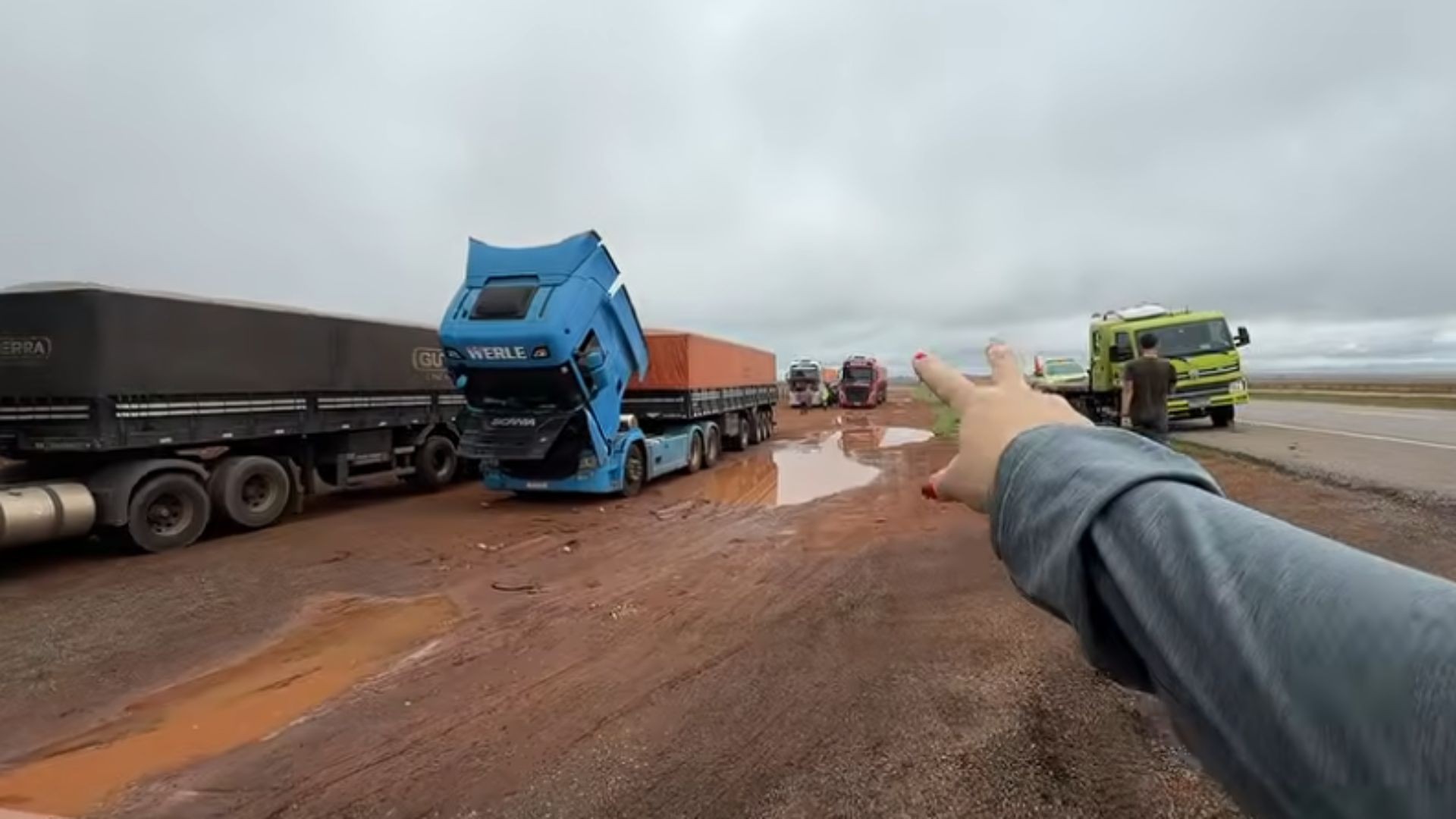 Caminhoneira youtuber relata furto de três módulos de caminhões estacionados em armazém de MT