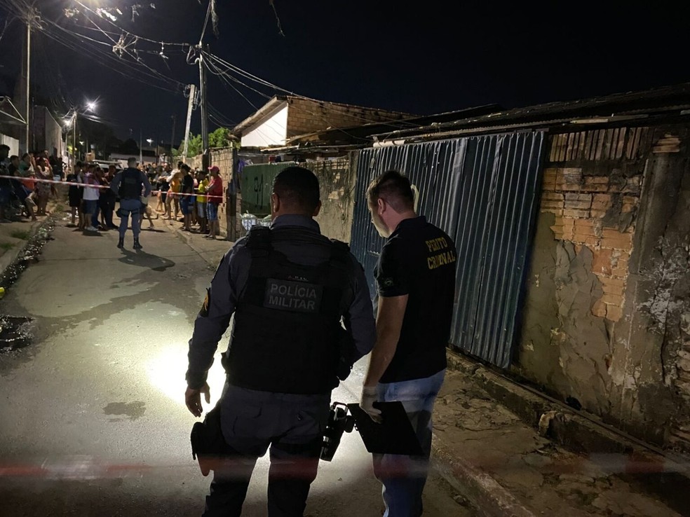 João Vitor Veloso dos Santos, de 26 anos, morreu após dois suspeitos em uma moto passarem atirando — Foto: Polícia Militar