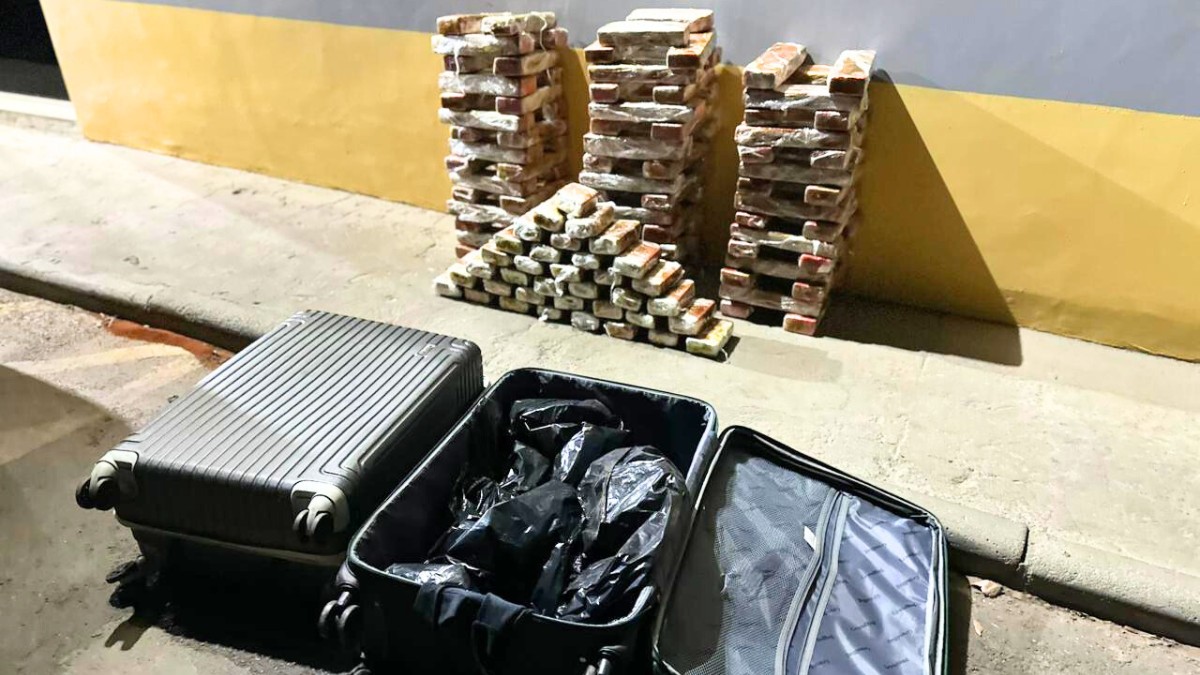 Mulher é presa com mais de 130 tabletes de maconha em ônibus na LMG-653, em Montes Claros