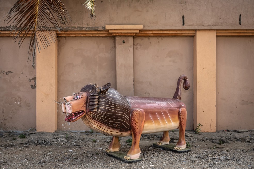 Um caixão em forma de leão, projetado para um chefe falecido, é fotografado perto da Carpintaria Erico em Accra, em 17 de agosto de 2026 — Foto: Olympia de Maismont/AFP