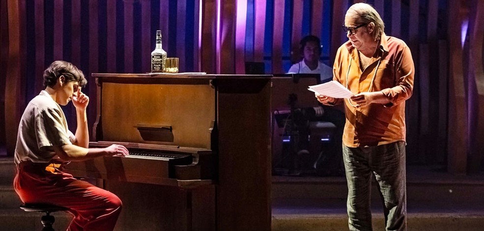 Elton Towersey e Otávio Müller em cena de ‘Tom Jobim musical’ — Foto: Divulgação / Facebook Tom Jobim Musical