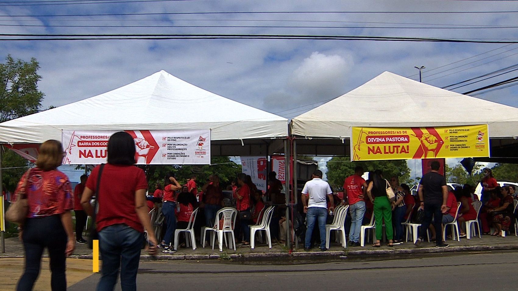 Professores da rede estadual fazem ato em frente ao prédio do TCE em Aracaju