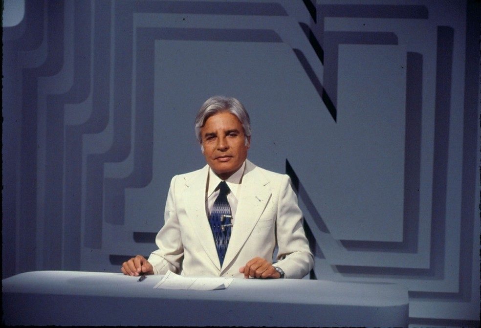 Cid Moreira na bancada do Jornal Nacional — Foto: Acervo TV Globo