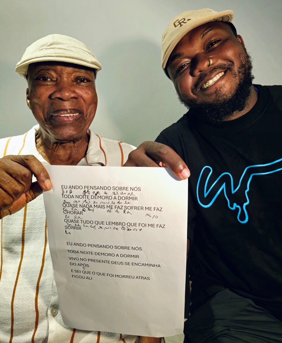  Milton Nascimento (à esquerda) e Djonga posam com a letra do refrão cantado por Milton em rap do oitavo álbum do artista mineiro de hip hop — Foto: Reprodução / Facebook Milton Nascimento