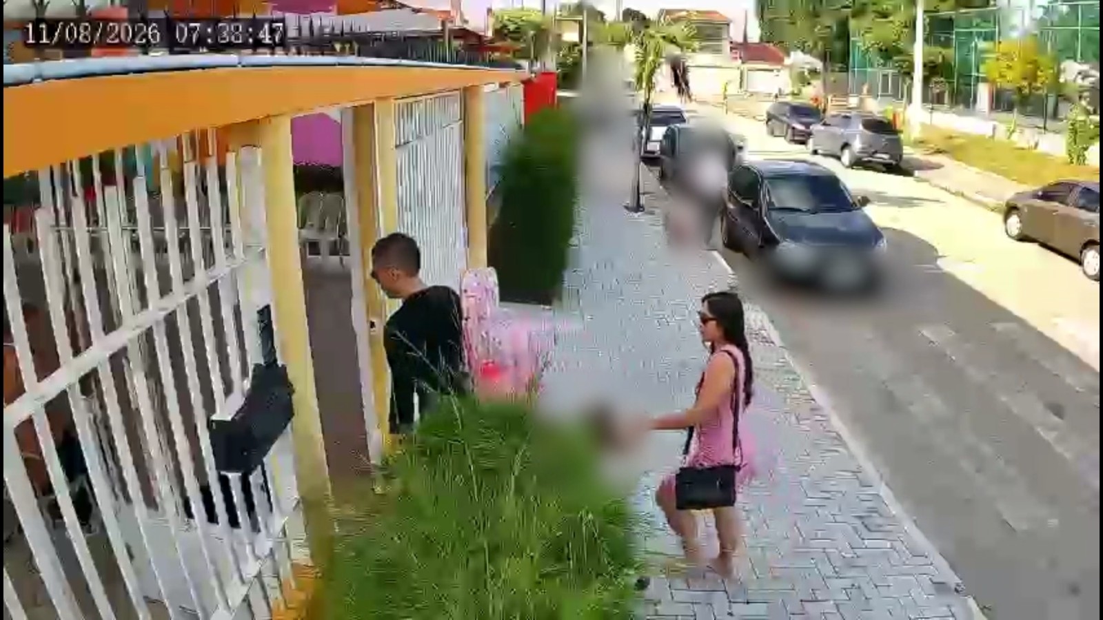 Vídeo mostra PM e marido deixando filha na escola no horário em que ela alegou estar amarrada após morte de policial
