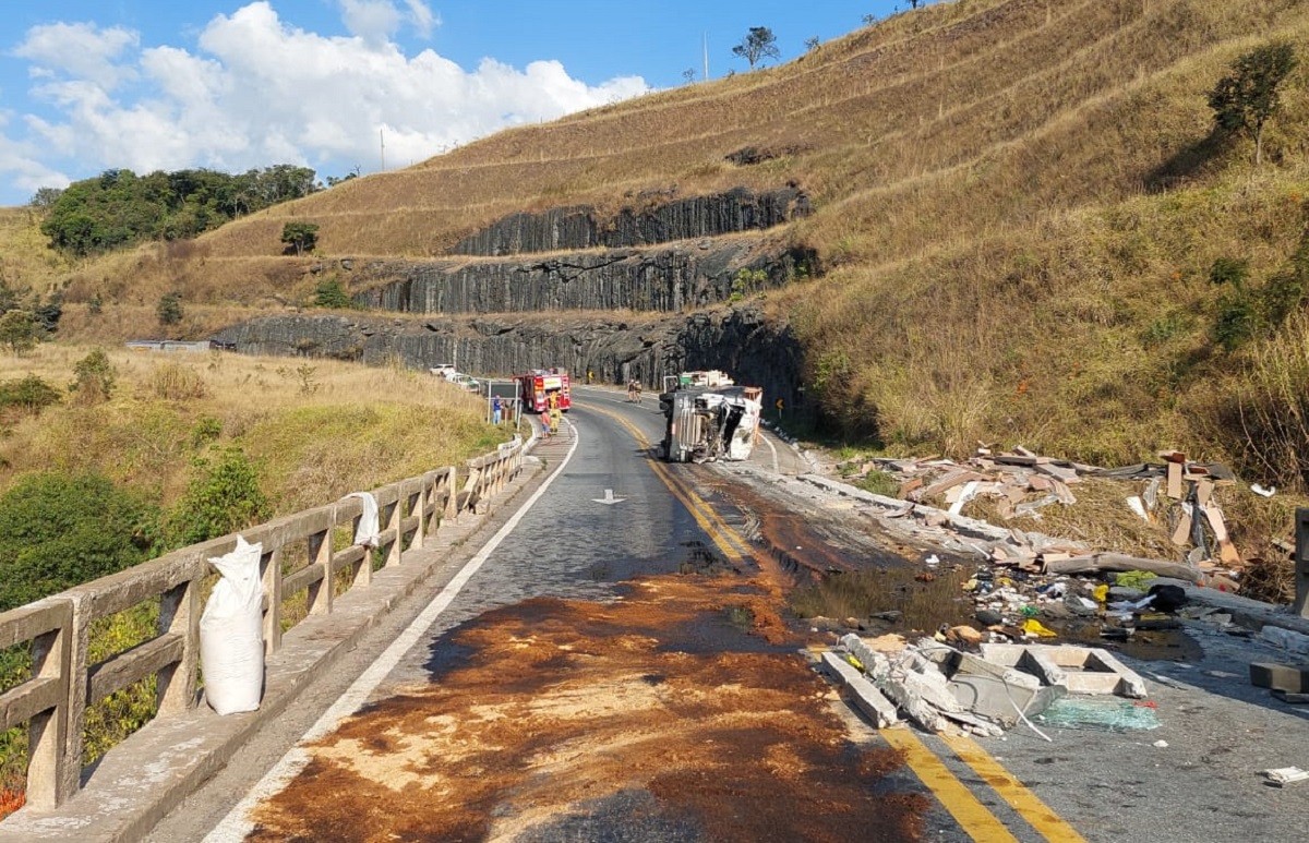 Carreta carregada com placas de MDF tomba em ponte e mata motorista na BR-265 