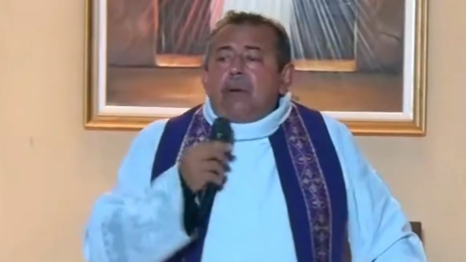 Padre viraliza ao criticar 'troca' de Jesus por papai noel no Natal: 'tirou de cena o aniversariante'