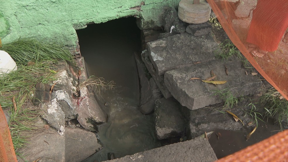 Canaleta aberta em Jaboatão dos Guararapes provocou queda de mulher — Foto: TV Globo/Reprodução