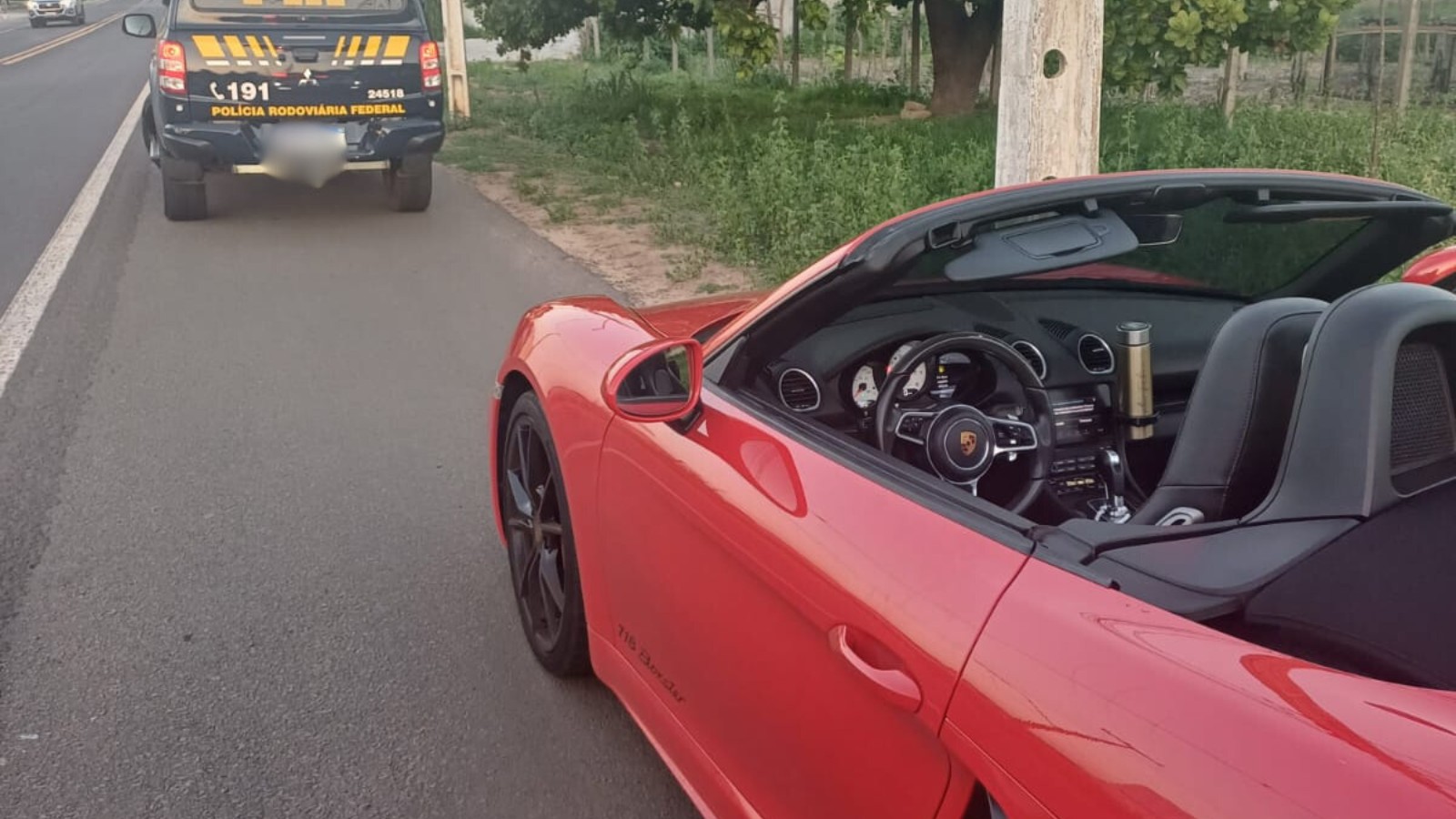 Polícia flagra Porsche em 'racha' no Piauí; motorista detido guardava arma de fogo no carro