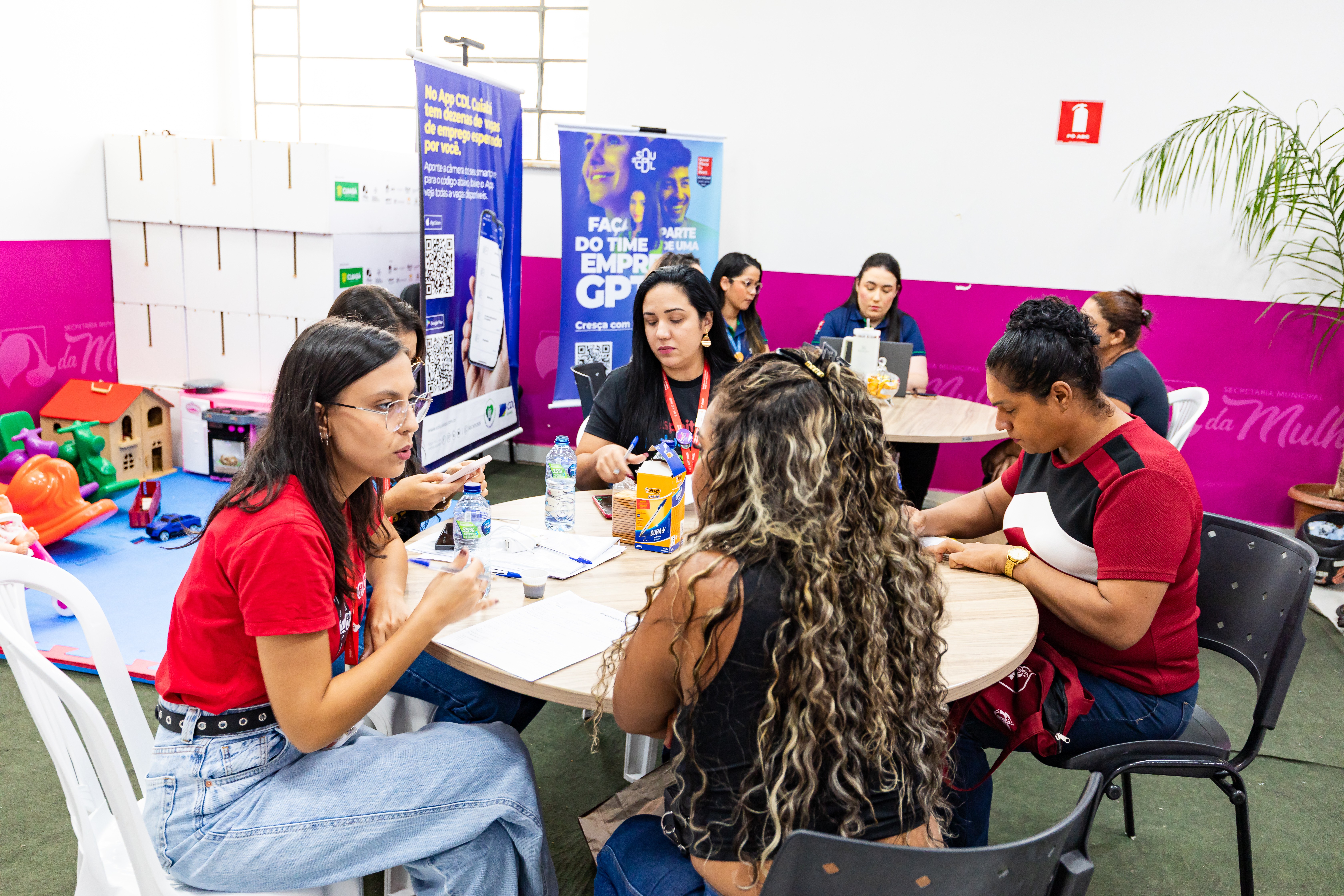 Feirão de empregos para mulheres oferece mais de 400 vagas e serviços gratuitos em Cuiabá