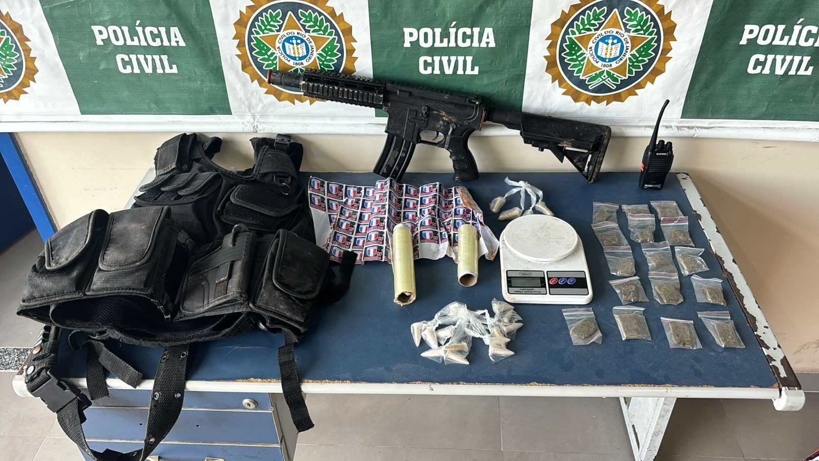 Homem é preso e adolescente apreendido em operação contra o tráfico de drogas em Angra dos Reis