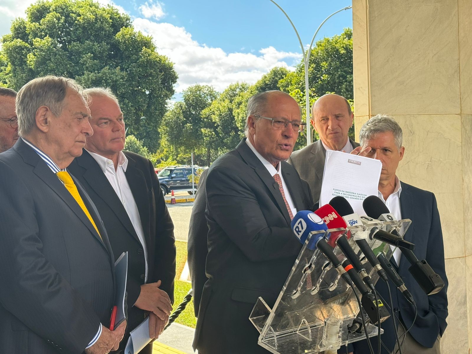 Dólar cai a R$ 5,10, após falas de Campos Neto; Ibovespa também opera em baixa