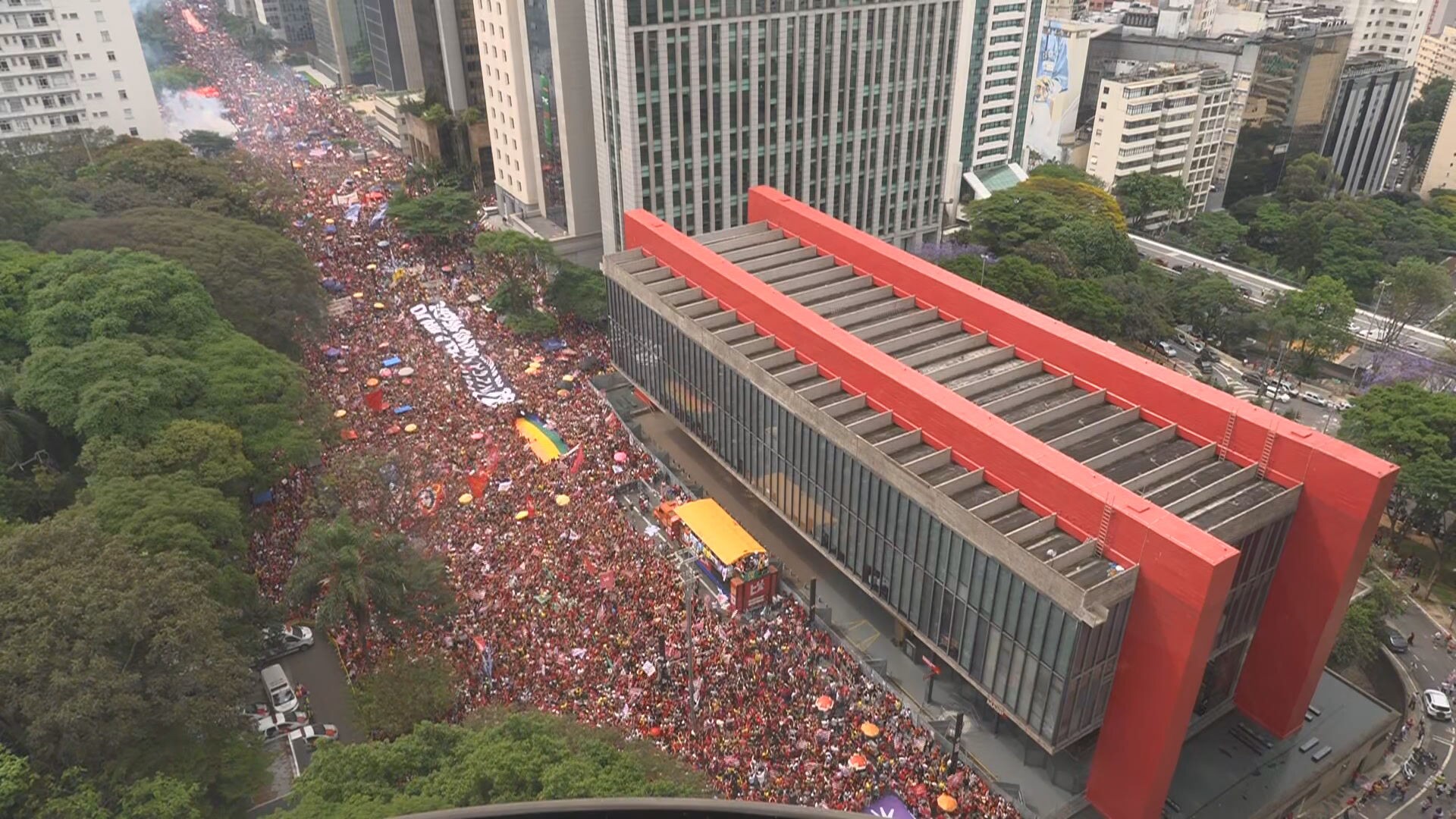 Lula faz último ato da campanha de 2026 na Avenida Paulista ao lado de apoiadores e aliados políticos