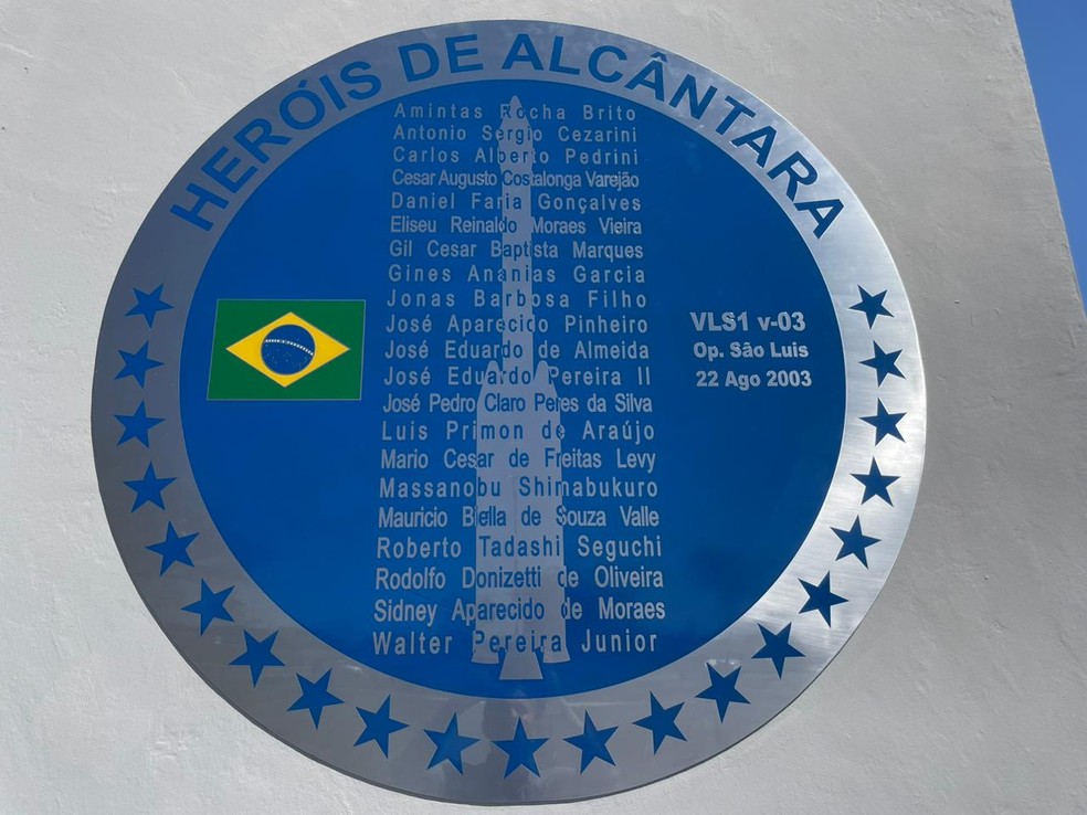 Vítimas de explosão há 20 anos na Base de Alcântara são homenageados em monumento com protótipo de foguete — Foto: Arthur Costa/ TV Vanguarda