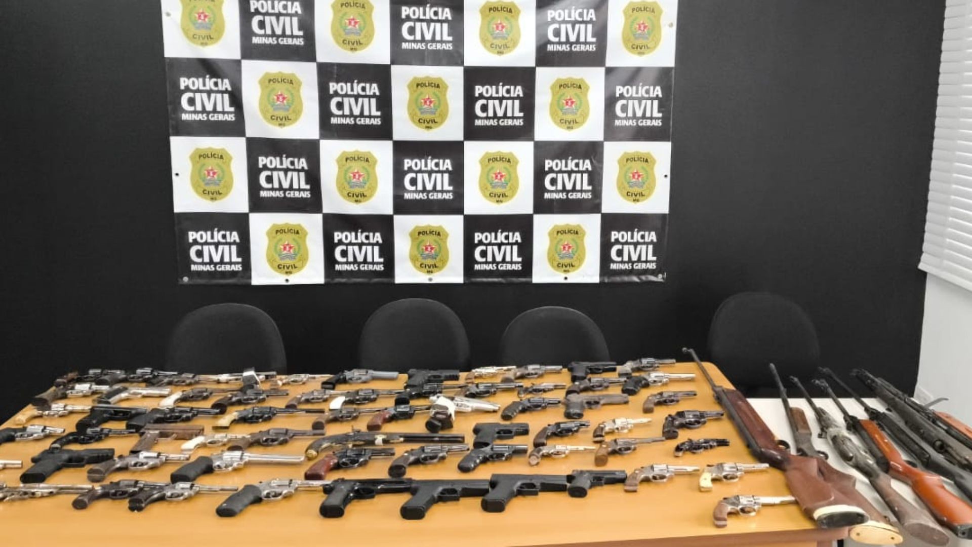 Mais de 70 armas apreendidas em ações policiais em Araguari são entregues ao Exército para destruição