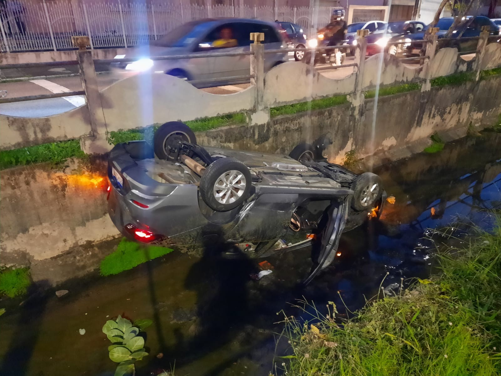 Carro cai em canal após batida em Avenida de Aracaju