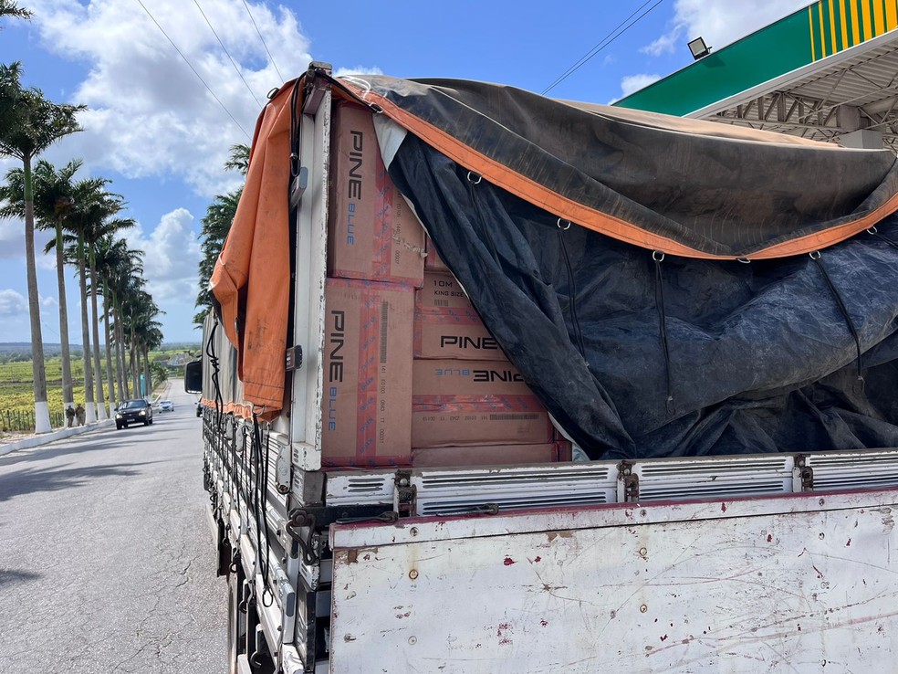 Caminhão carregado de cigarros ilegais apreendido em Monte Alegre — Foto: Vinícius Marinho/Inter TV Cabugi