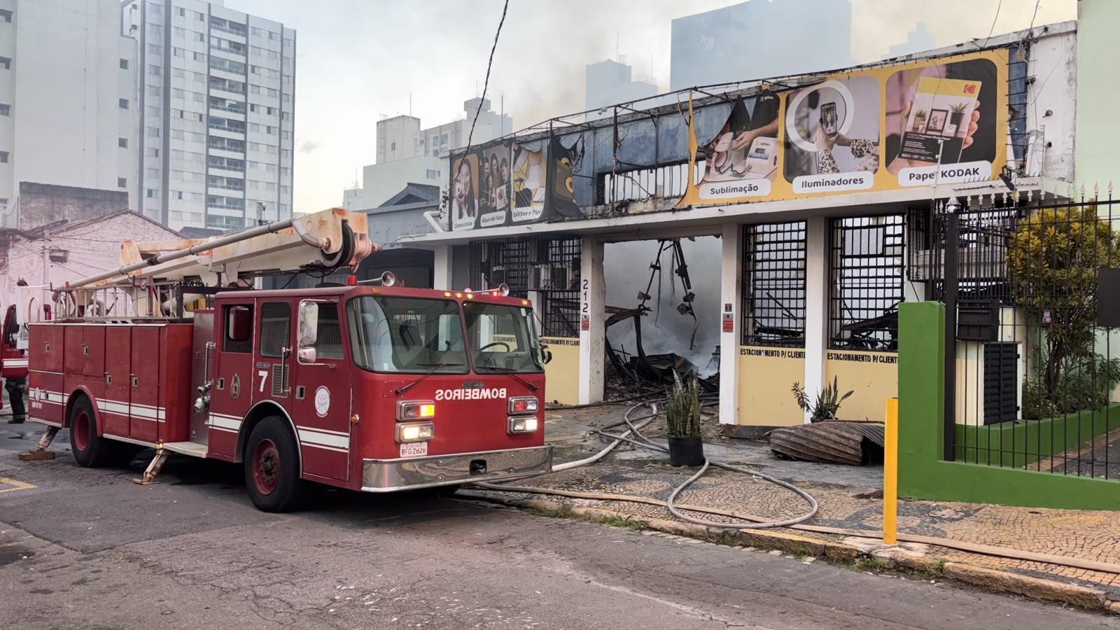 Loja é destruída por incêndio no Centro de Campinas