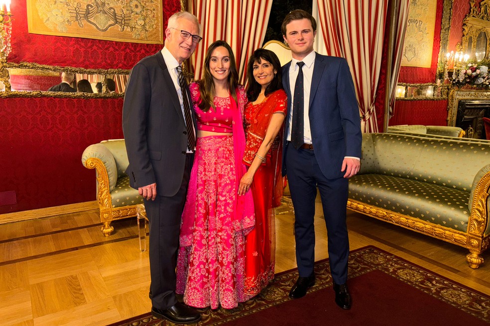 O neurocirurgião Michael Groff com a filha, Karenna Groff; a mulher, a cirurgiã Joy Saini; e o genro, James Santoro — Foto: Courtesy John Santoro via AP