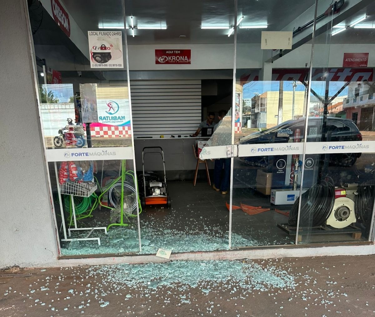 Criminosos quebram vidraça e furtam equipamentos de loja em Santarém; ação foi registrada por câmeras