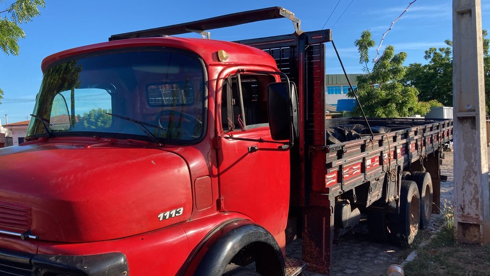 Caminhão usado em furto de canos no interior do RN — Foto: Pedro Hugo/Inter TV Costa Branca