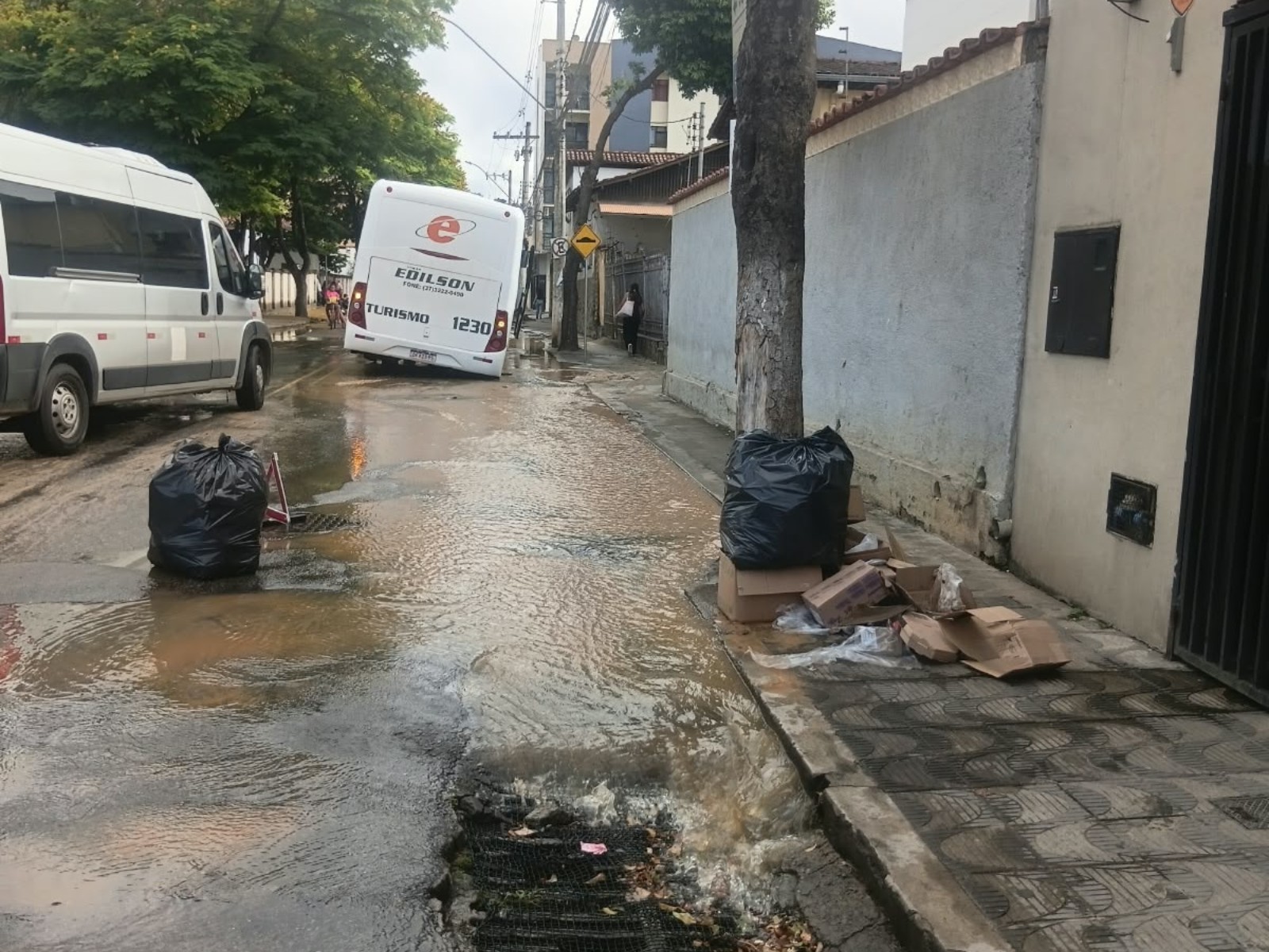 Asfalto cede e ônibus fica preso em buraco após rompimento de adutora em Teófilo Otoni