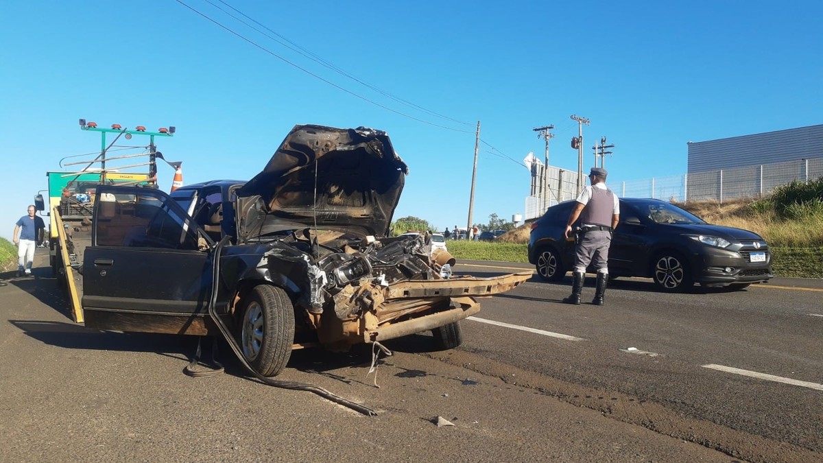 Acidente entre carro e caminhão em São Carlos mata 4 pessoas na SP-318, São Carlos e Araraquara