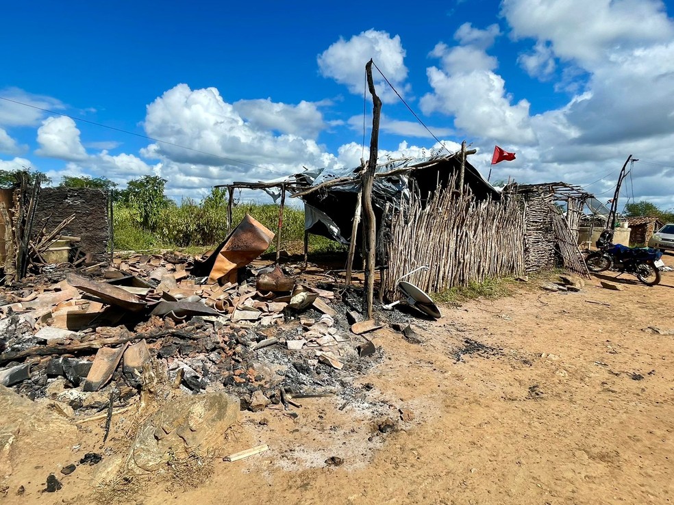 Três das sete casas incendidas em acampamento do MST na Paraíba ficaram totalmente destruídas — Foto: Carla Batista/MST