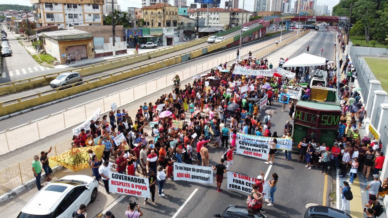 Protesto em frente à sede do Governo do Pará é contra medida que substitui professores por TVs