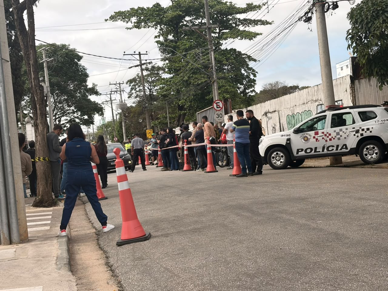 Velório do Rick: fãs se reúnem na frente de cemitério em Sorocaba para última despedida
